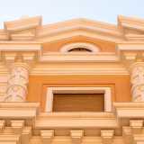 Quest�ultimo � scandito da piccole colonnine decorate che si vanno a inserire tra finestroni ad arco e timpani che chiudono in alto il prospetto